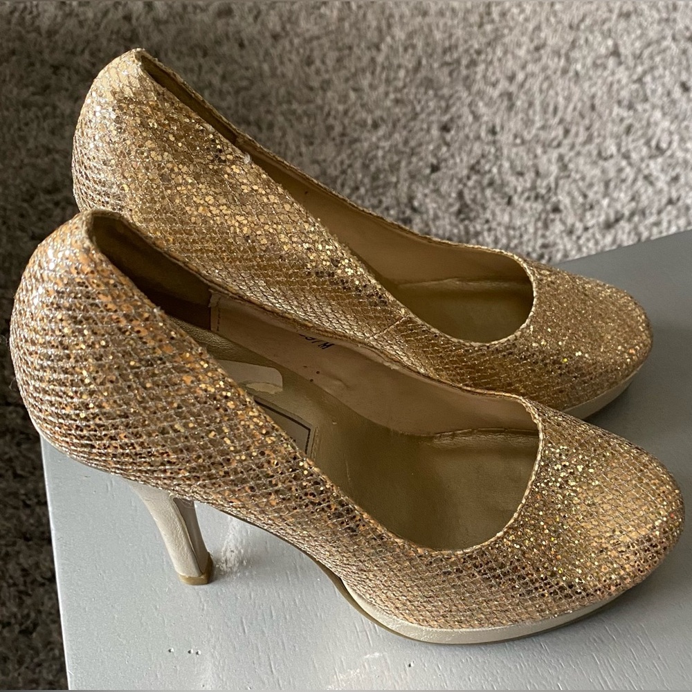 Women’s Gold Sparkle Pump size 5.5 by Touch Ups. - Picture 7 of 14
